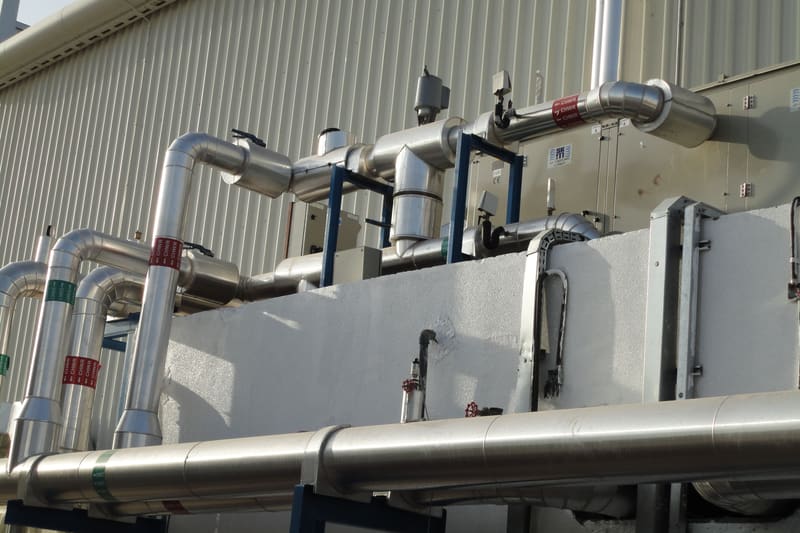 Rooftop air handling unit with insulated, colour-banded pipework